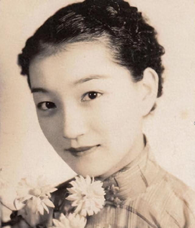 开云体育下载官网-1965年陆小曼病世，翁瑞午的长女见四下无人，迅速解开她的衣扣